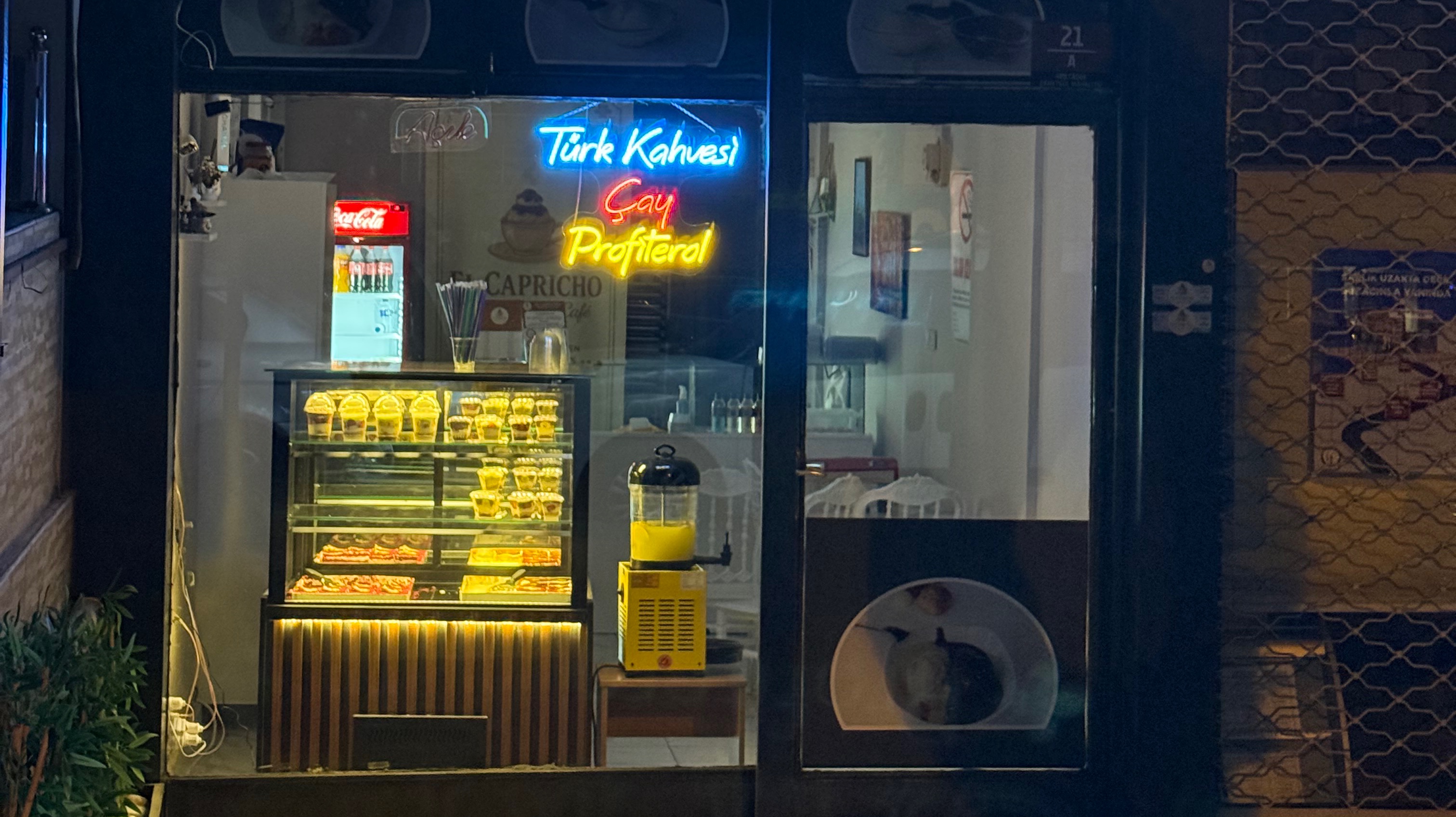 El Capricho Profiterol Cafe - Restorant Tezgahtarı 