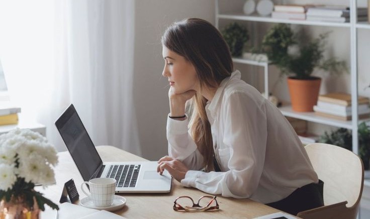 24 Saatte İş, Kadınların Maruz Kaldığı Taciz Olaylarını Önlemek İçin "Uyku Modu" Özelliğini Yayınladı